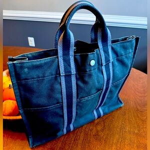 Hermés Tote. Good condition. Corner wear.